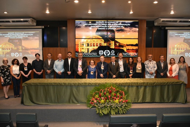 Pró-reitor da Unespar marca presença em evento que debate pesquisa e pós-graduação das instituições estaduais brasileiras